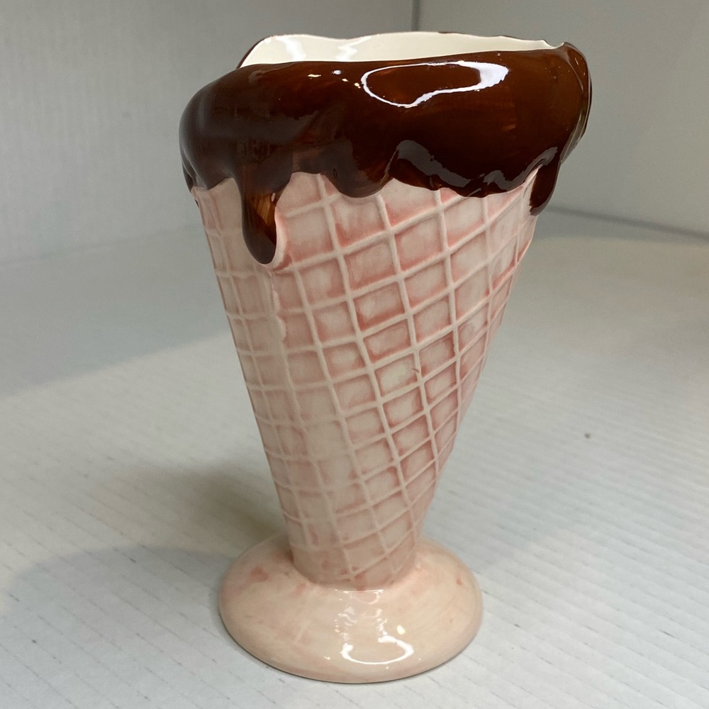 Vtg Royal Norfolk Ceramic Waffle Cone Shaped Ice Cream Dish Pink with Brown Top